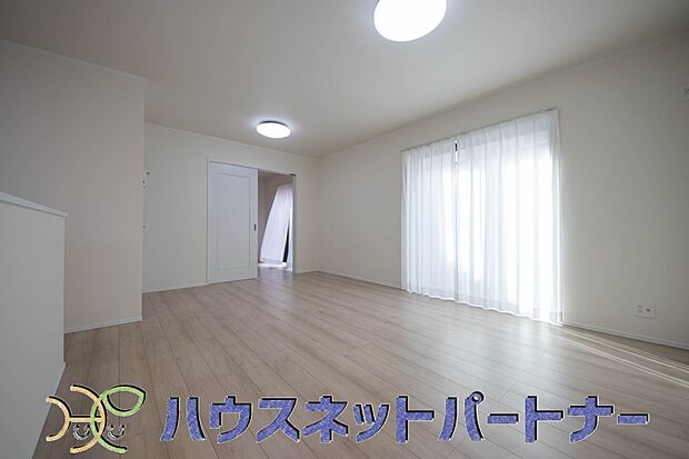 雑誌の一コマのようなダイニングキッチン。収納も豊富で機能的です。