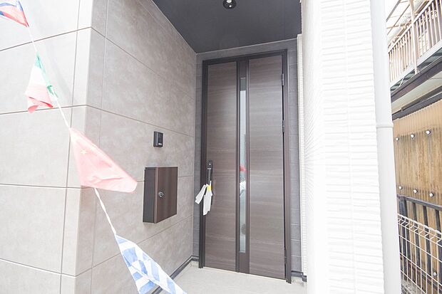 玄関の扉を開けるとそこは家族の待つお家。笑い声が聞こえてきそう。