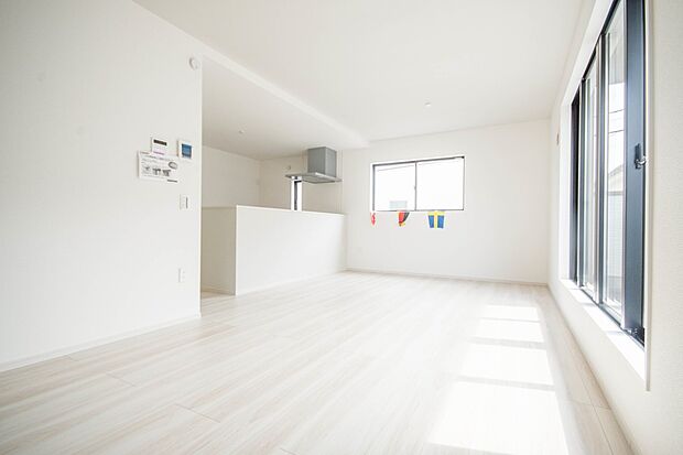 通風・採光に優れ、心地よい光と風が溢れています。 贅沢で豊かな居住性と、プライドを満たすクオリティが見事に調和した住空間。新築ならではの快適なひとときをご体感頂ける筈です。