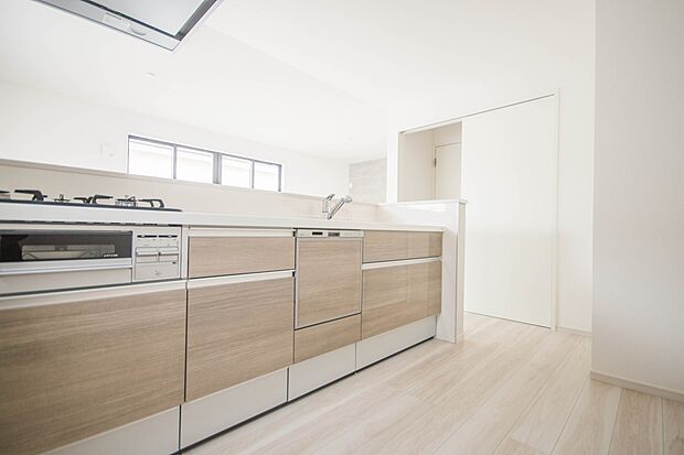 三口コンロで料理の幅を拡げてくれる使いやすいシステムキッチンを採用。洗い場も大きいので野菜や食器を洗ったりする際にも捗り、奥様の強い味方となってくれるはずです。