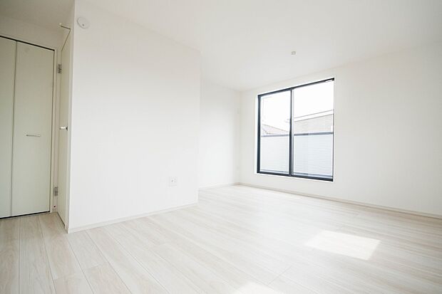 明るい窓のあるお部屋は子供部屋にぴったり。可愛い家具で素敵なお部屋に。