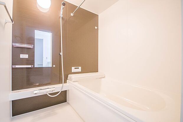 高級感溢れるカラーと大きさ・柔らかな曲線で構成された半身浴も楽しめるバスタブが心地よさをもたらします。