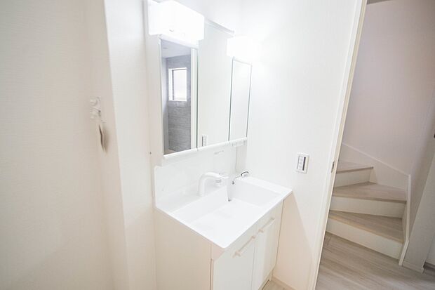 大きく見やすい三面鏡で清潔感ある洗面台は、身だしなみチェックや肌のお手入れに最適です。何かと物が増える場所だからこそ、スッキリと見映えの良い空間に拵えました。