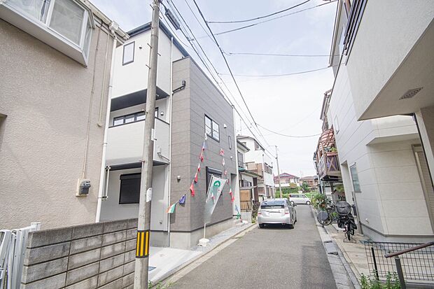 前面道路の日当たりの良い明るいお家。