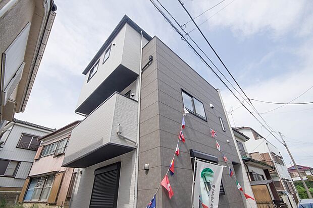 街に溶け合う美しい景観と、採光や風通しを考えて設計された間取り。近隣の視線を考え調整した窓位置など、外観だけでなく、住まうご家族の心地よさを最優先しました。