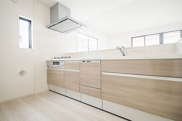 カウンターキッチンなら、リビングで遊ぶ子供の様子を見ながら料理ができるので安心です。料理を運んでもらったり、子供にお手伝いしてもらいやすいのもいいですね♪