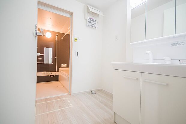 毎日使う洗濯機。しっかりと奥行きのある置き場が確保されています。