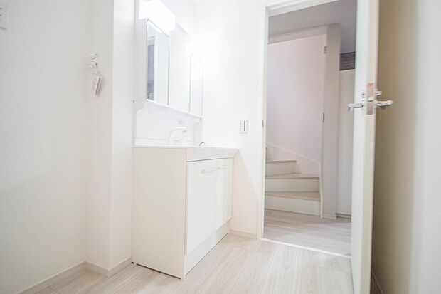 洗面室のある脱衣所は広々。脱いだお洋服をそのままお洗濯。