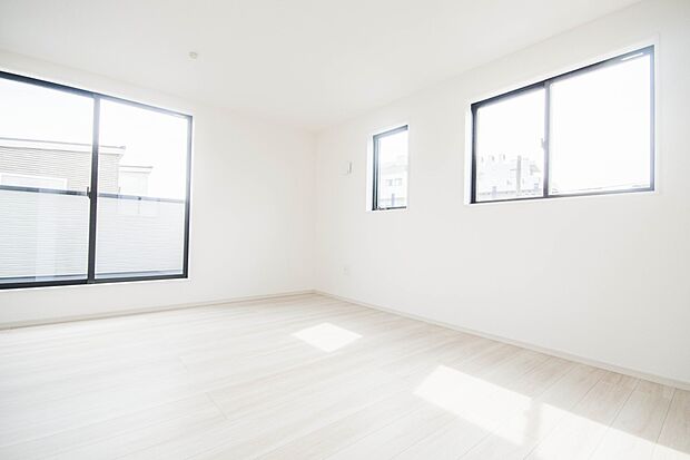 独立性を高めたお部屋。たっぷりの収納も配備しており、片付いた空間を現実出来そう。陽光も降り注ぐ明るく開放的な空間が魅力的。