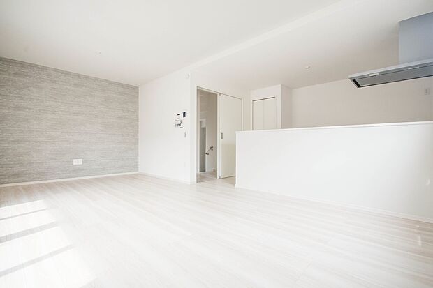 リビングは、食事スペースと寛げる場所設けてもまだ余裕の広さ。明るい光が照らしてくれます。