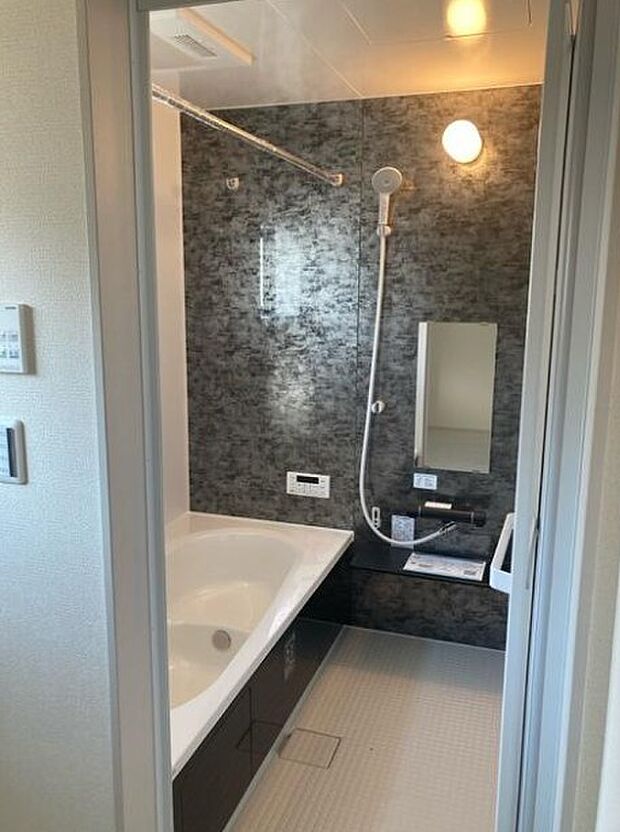 高級感溢れるカラーと大きさ・柔らかな曲線で構成された半身浴も楽しめるバスタブが心地よさをもたらします。