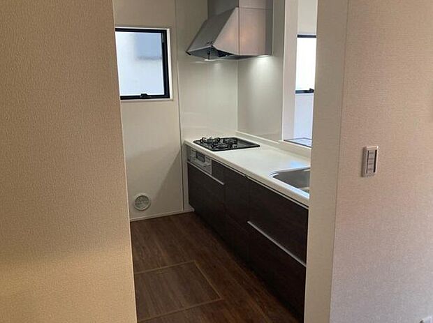 三口コンロで料理の幅を拡げてくれる使いやすいシステムキッチンを採用。洗い場も大きいので野菜や食器を洗ったりする際にも捗り、奥様の強い味方となってくれるはずです。