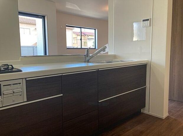 カウンターキッチンなら、リビングで遊ぶ子供の様子を見ながら料理ができるので安心です。料理を運んでもらったり、子供にお手伝いしてもらいやすいのもいいですね♪