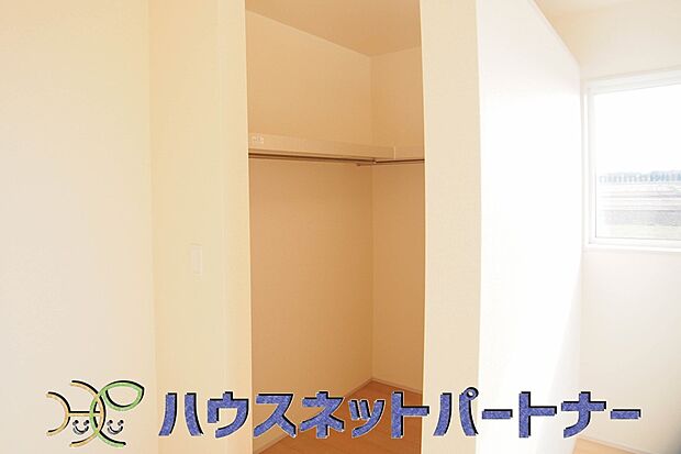 ウォークインクローゼットのメリットは、衣類の他、バッグやアクセサリーなど、身につけるものを一部屋に集めて管理できること。必要なときに見つけやすいです。