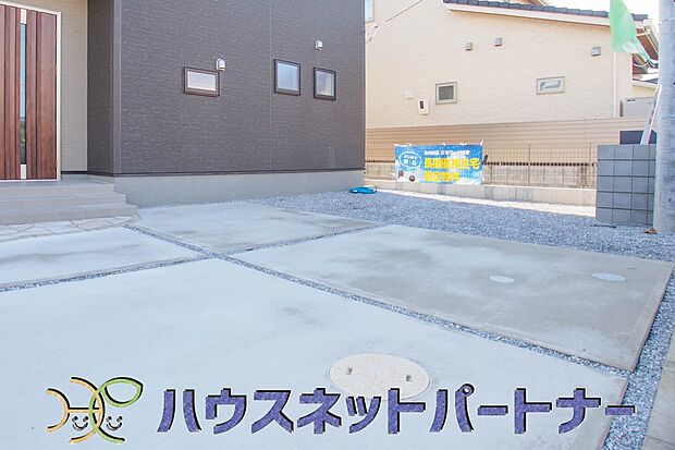 2台駐車可能な敷地は前面道路で駐車も楽々ですね。夏にはお子様のプールを広げてみてはいかがですか。