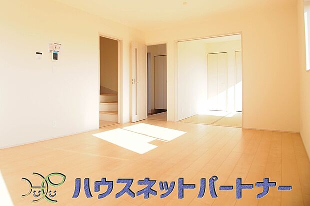 明るい日差し入るリビングは、お友達を招きパーティーが楽しめる広さですよ。