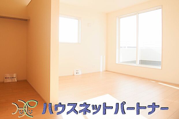 陽射しが差し込む明るいお部屋。朝は太陽の光を浴びて一日の始まりです。広いクローゼットも有難い。
