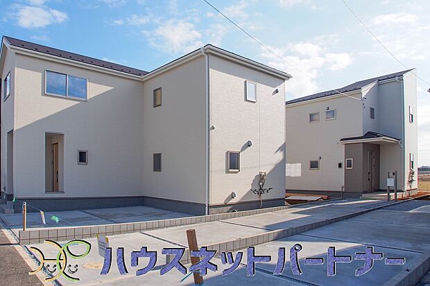 ゆったりとした駐車スペースを確保いたしましたので、大きめのお車でも駐車可能です。自転車やバイクなど、ゆとりのある敷地で置き場所に困ることはないでしょう。