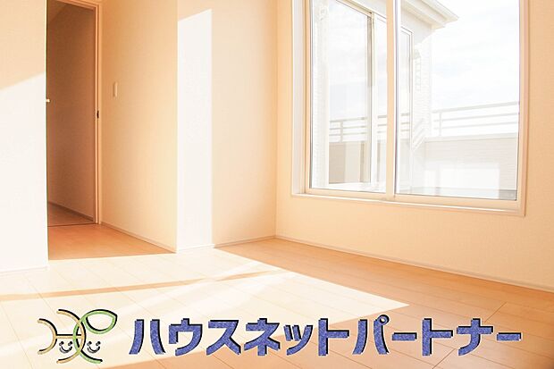 陽光が降り注ぐ明るく開放的な空間が魅力的。