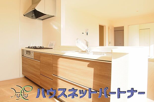 明るく開放的なオープンキッチン。家族とのコミュニケーションが取りやすく、みんなの笑顔が溢れます。