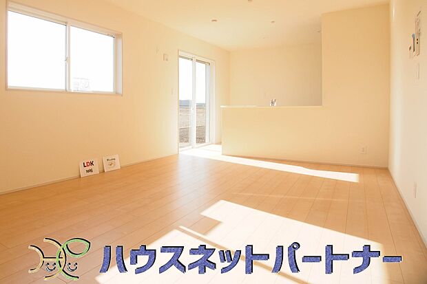 家族の様子を見ながらキッチンでお料理。一日の出来事を会話しながらの家事は嬉しいコミュニケーション。