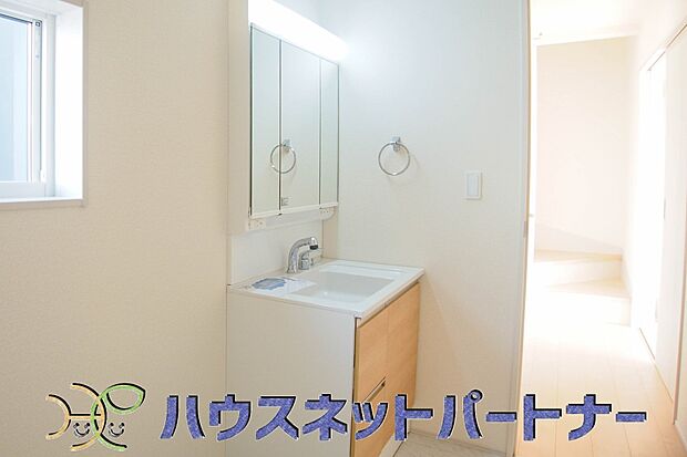 洗面室は窓の光が差し込み明るく清潔感があります。