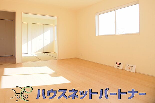 明るく開放的なダイニング。家族とのコミュニケーションが取りやすく、みんなの笑顔が溢れます。