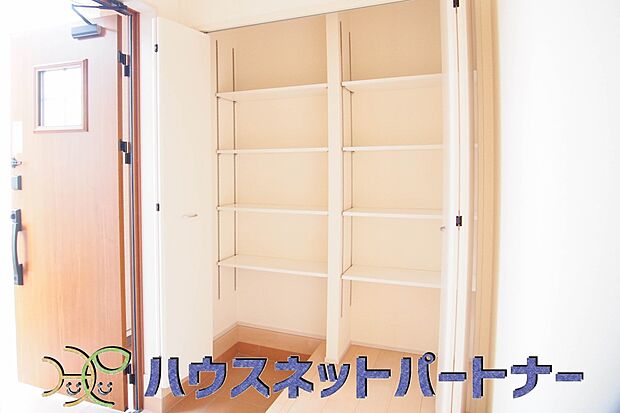 シューズボックはワイドなのでたくさんの靴が収納できます。玄関をスッキリと使えます。