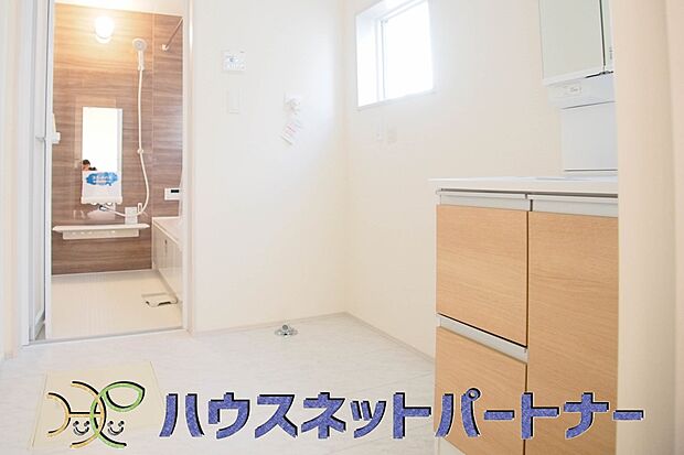 洗顔や手洗いはもちろん、シャンプーも行える多機能洗面台です。広い洗面台を使えば手洗い洗濯などにも利用できます。