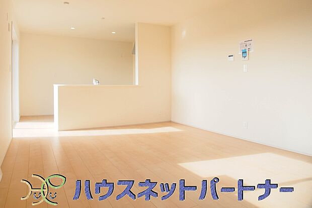 カウンターキッチンなら、リビングで遊ぶ子供の様子を見ながら料理ができるので安心です。料理を運んでもらったり、子供にお手伝いしてもらいやすいのもいいですね。