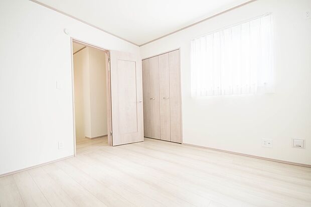 明るい窓のあるお部屋は子供部屋にぴったり。可愛い家具で素敵なお部屋に。