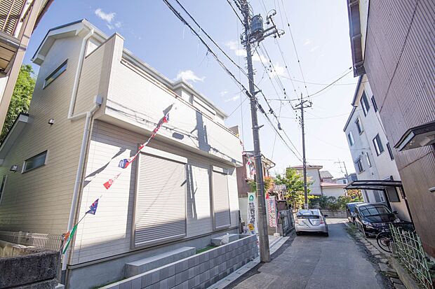 前面道路の日当たりの良い明るいお家。