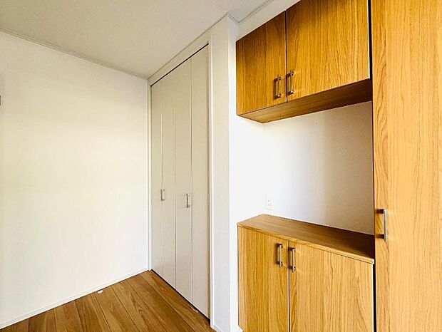 大型のシューズボックスには靴やブーツ、サンダルはもちろん、ハンカチや手袋、バック類などのお出かけ用品、印鑑や朱肉なども収納可能です。