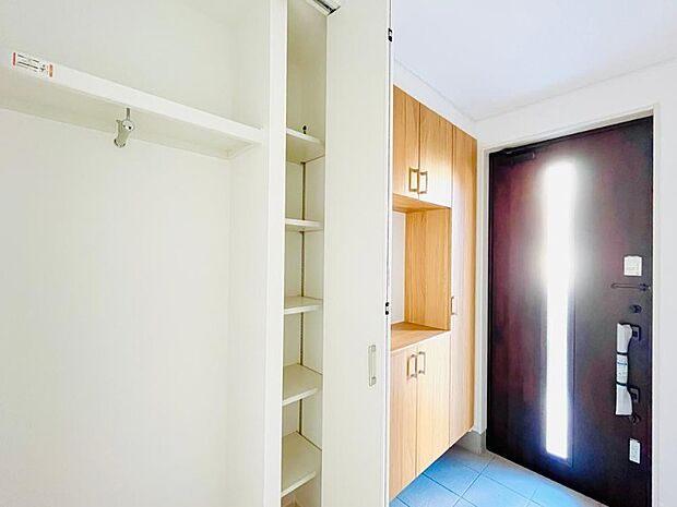 玄関の扉を開けると家族の待つお家。幸せを感じる瞬間です。