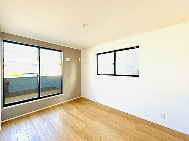 バルコニーに直接出入りできるお部屋です。ちょっと外の空気を吸いたい時や、ベランダでミニガーデニングなども楽しめそうです。