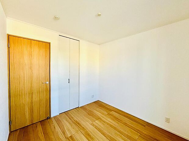 柔らかな光り差し込む家族に優しい洋室は子供部屋にぴったり。