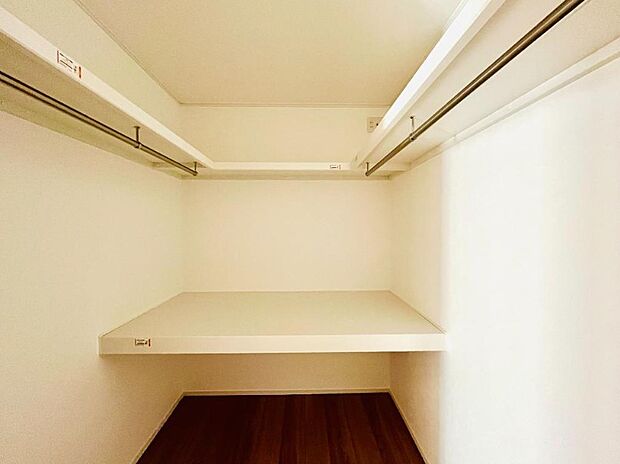 たくさんの洋服をかけてもシワになりにくいウォークインクローゼット。洋服以外にも、普段使わない家電やスーツケース、ストック品など何でも片付く嬉しい空間です。
