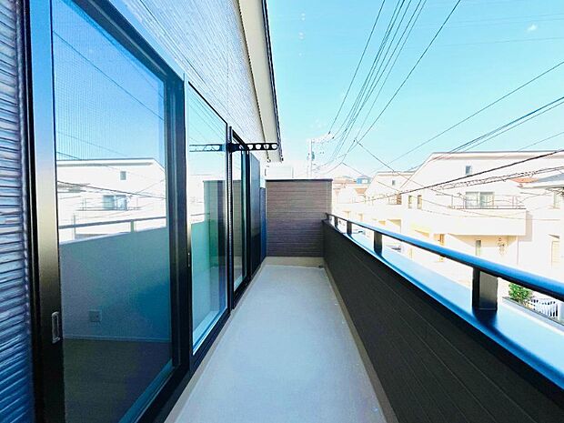 陽当り良好な広々したバルコニー。お布団も沢山干せます。