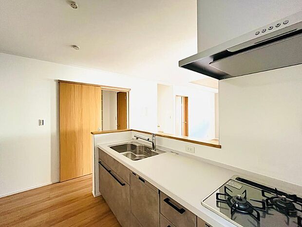 カウンターキッチンなら、リビングで遊ぶ子供の様子を見ながら料理ができるので安心です。料理を運んでもらったり、子供にお手伝いしてもらいやすいのもいいですね♪