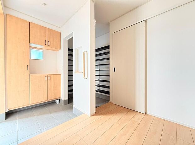 玄関扉を開くと開放感のある空間です。シューズボックスにはお花を飾ってみてはいかがですか。