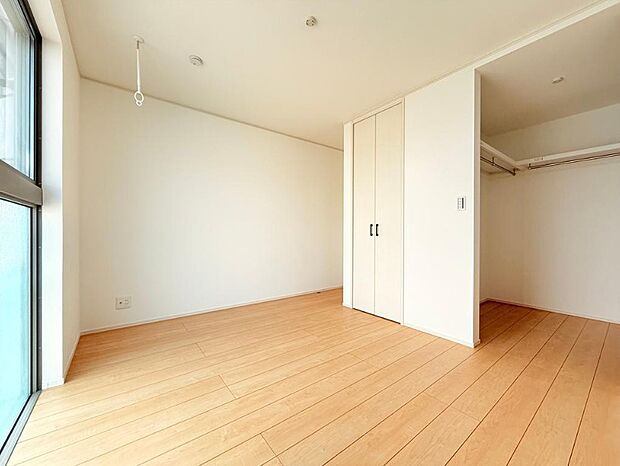 バルコニーに直接出入りできるお部屋です。ちょっと外の空気を吸いたい時や、ベランダでミニガーデニングなども楽しめそうです。