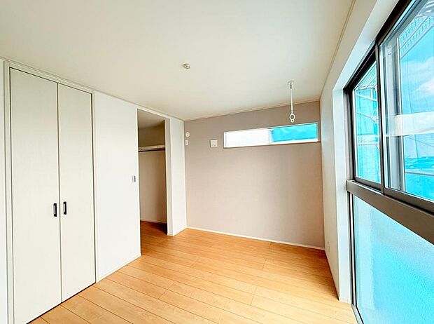 明るい窓のあるお部屋は子供部屋にぴったり。可愛い家具で素敵なお部屋に。