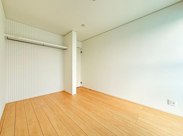 柔らかな日差しが入る洋室は落ち着いた雰囲気のお部屋です。ベッドを置いてゆったりと心も体も休まるお部屋へ。