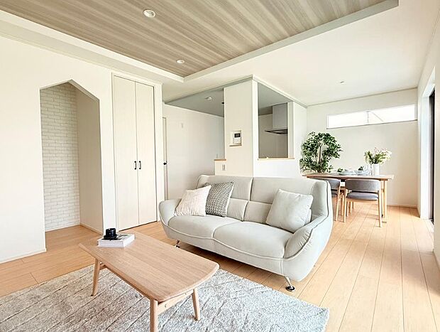 忙しい朝でも家族揃って食事をして頂ける、ゆとりある大きさのダイニングスペース。奥様の手料理をカウンター越しに受けとって頂き、テーブルで囲む素敵な時間を存分にお愉しみ下さい。