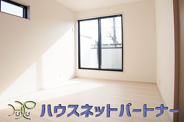 明るい窓のあるお部屋は子供部屋にぴったり。可愛い家具で素敵なお部屋に。