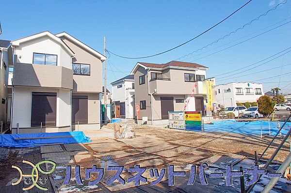 前面道路の日当たりの良い明るいお家。