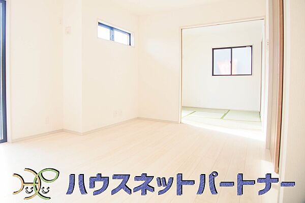 明るく開放的なダイニング。家族とのコミュニケーションが取りやすく、みんなの笑顔が溢れます