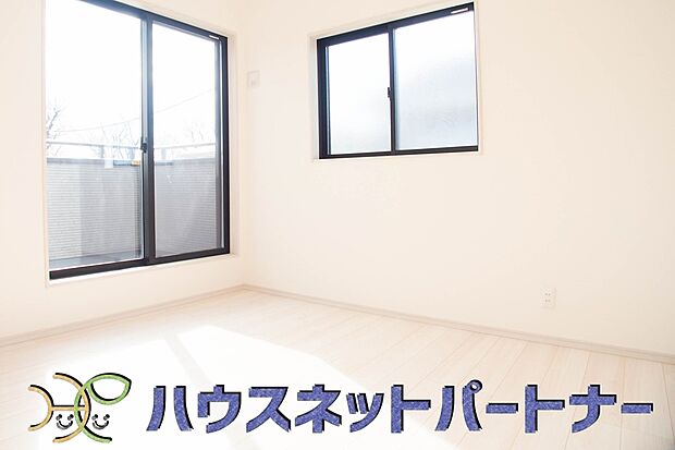 独立性を高めたお部屋。たっぷりの収納も配備しており、片付いた空間を現実出来そう。陽光も降り注ぐ明るく開放的な空間が魅力的。