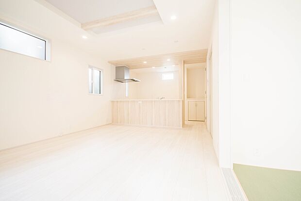 通風・採光に優れ、心地よい光と風が溢れています。 贅沢で豊かな居住性と、プライドを満たすクオリティが見事に調和した住空間。新築ならではの快適なひとときをご体感頂ける筈です。