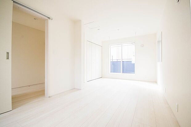 バルコニーに直接出入りできるお部屋です。ちょっと外の空気を吸いたい時や、ベランダでミニガーデニングなども楽しめそうです。